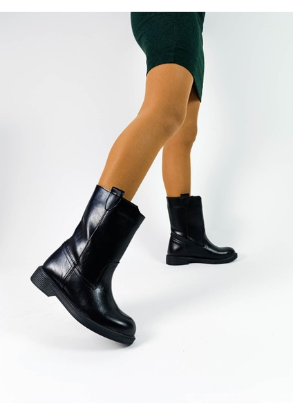 Siyah Renk Fermuarsız Kalın Düz Taban Çekme Kadın Bot