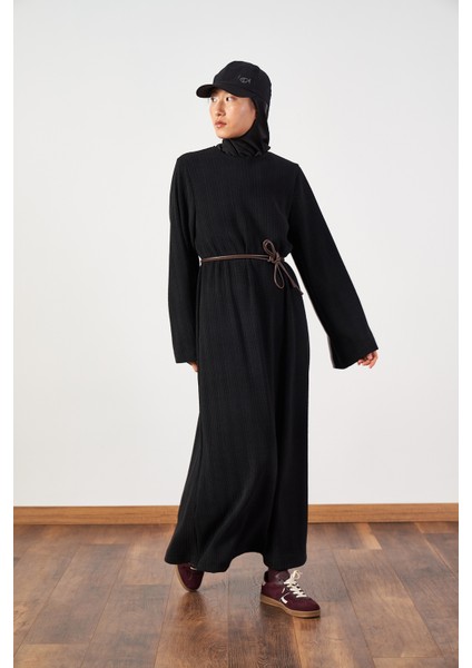 Dokulu Rahat Kesim Triko Elbise Siyah