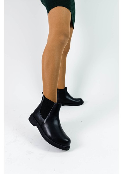 Siyah Renk Cilt Kauçuk Taban Lastikli Kadın Bot