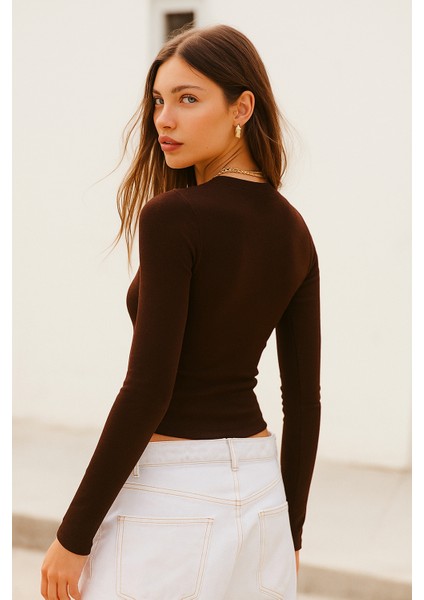 Kadın Kahverengi Bisiklet Yaka Esnek Kumaşlı Vücuda Oturan Slim Fit Uzun Kollu Crop Body