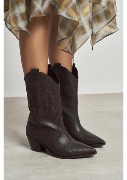 Murphy Kahve Mat Sivri Burun Nakış Detay Kalın Topuklu Kadın Bot fiyatları