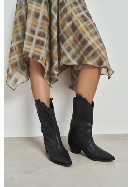 Murphy Siyah Mat Sivri Burun Nakış Detay Kalın Topuklu Kadın Bot fiyatları