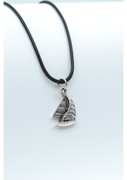 Yelkenli Gümüş Kaplama Deri İp Kolye