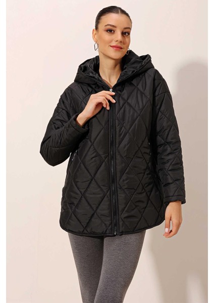 Kadın Siyah Kapüşonlu Kapitone Mont
