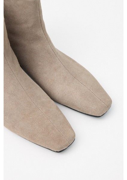 Bot 2520 - Küt Burun Arka Fermuarlı Vizon Süet Kadın Bot fiyatları