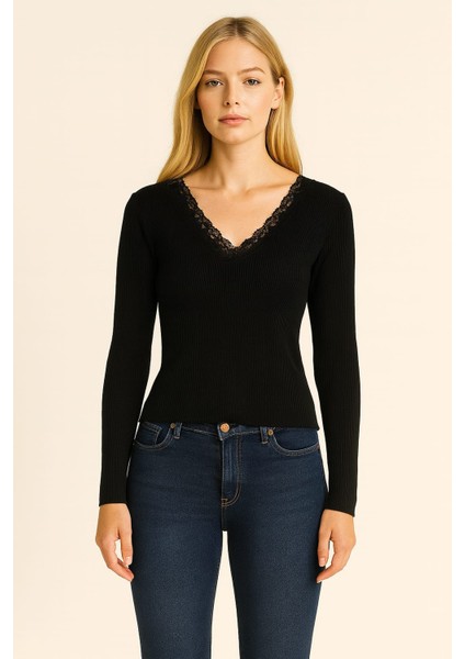 V Yaka Dantel Detaylı Kadın Bluz
