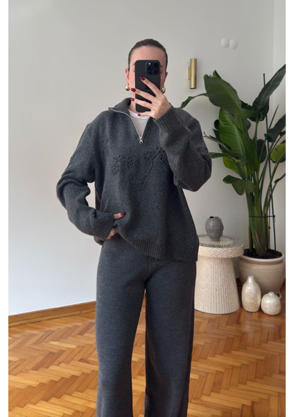 Fermuarlı Süzene Nakışlı Triko Kazak- Gri