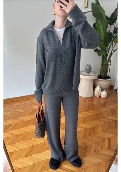 Fermuarlı Süzene Nakışlı Triko Kazak- Gri fırsatları