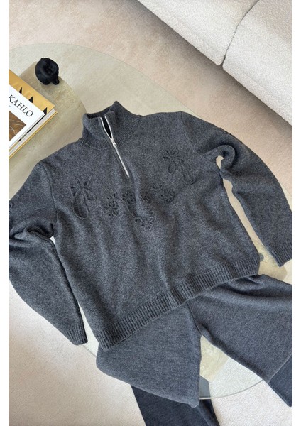 Fermuarlı Süzene Nakışlı Triko Kazak- Gri indirimleri