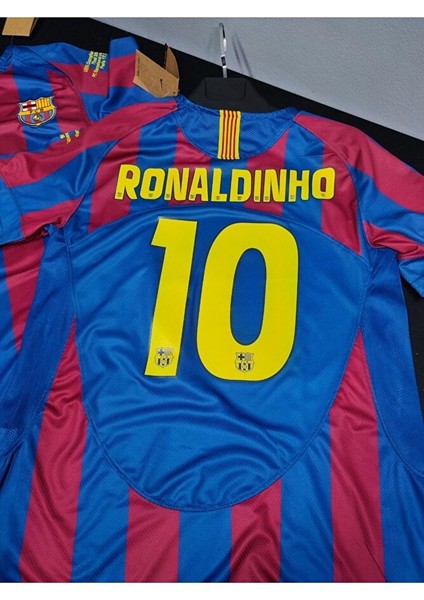 Barcelona 2006/07 Sezonu Ronaldinho Özel Nostalji Forması modelleri