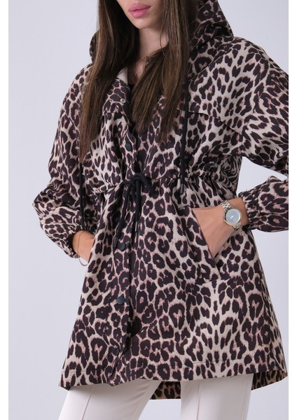 Leopar Bel Büzgü Detaylı Kapüşonlu Leopar Desenli Trençkot 3971012.53