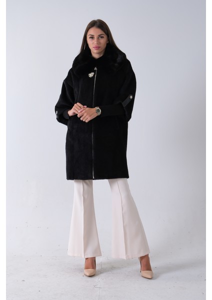 Siyah Yandan Cepli Broş Detaylı Yaka Kürklü Peluş Kaban 44510847.01