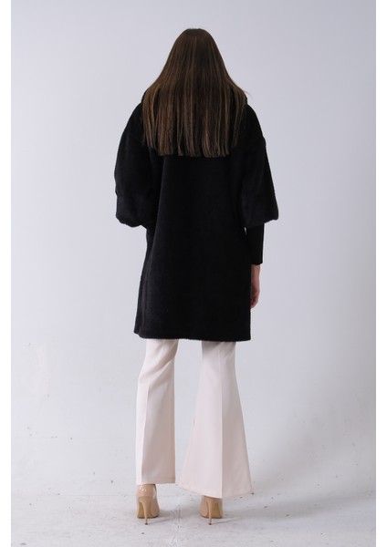 Siyah Yandan Cepli Broş Detaylı Yaka Kürklü Peluş Kaban 44510847.01