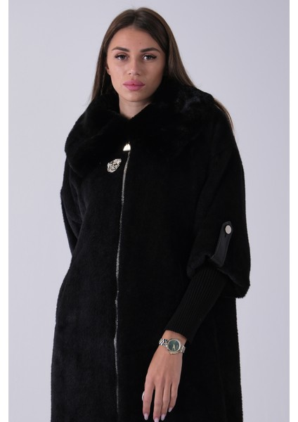 Siyah Yandan Cepli Broş Detaylı Yaka Kürklü Peluş Kaban 44510847.01