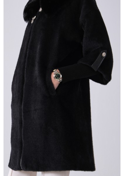 Siyah Yandan Cepli Broş Detaylı Yaka Kürklü Peluş Kaban 44510847.01
