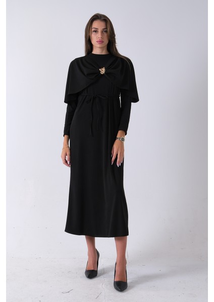 Siyah Bisiklet Yaka Kendinden Şal Detaylı Broşlu Bel Bağlamalı Elbise 4571580.01