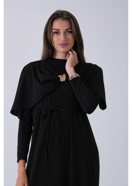Siyah Bisiklet Yaka Kendinden Şal Detaylı Broşlu Bel Bağlamalı Elbise 4571580.01