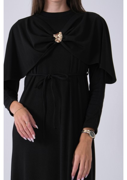 Siyah Bisiklet Yaka Kendinden Şal Detaylı Broşlu Bel Bağlamalı Elbise 4571580.01