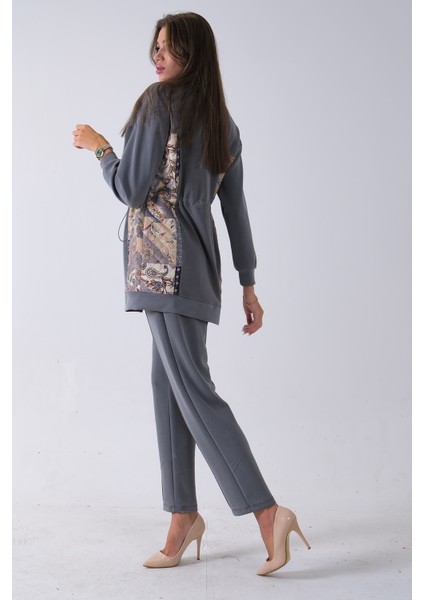 Gri Üzeri Desenli Yaka Deri Detaylı Fermuar Kapamalı Tunik Pantolonlu Takım 4703058.06 fırsatları