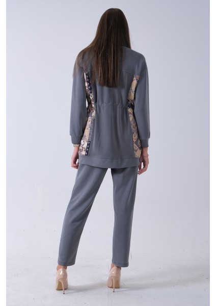 Gri Üzeri Desenli Yaka Deri Detaylı Fermuar Kapamalı Tunik Pantolonlu Takım 4703058.06 indirimleri