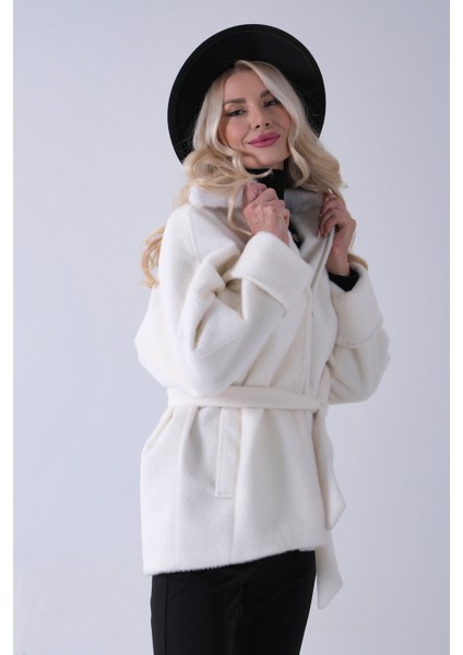 Ekru Yakası Kürk Detaylı Kemerli Fermuar Kapamalı Kaşe Ceket 5307098.147