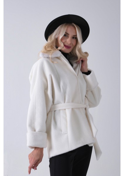 Ekru Yakası Kürk Detaylı Kemerli Fermuar Kapamalı Kaşe Ceket 5307098.147