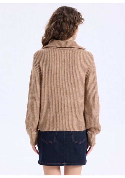 Geniş Yaka Relaxed Düz Örgü Desenli Camel Kazak Kadın J5WL-KZK7110