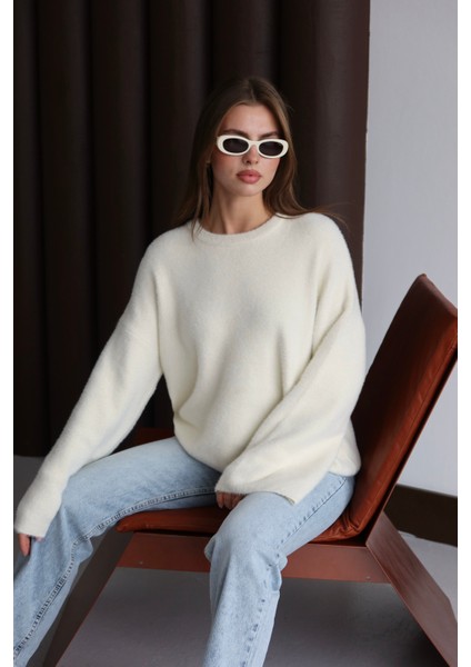 Krem Sakallı Sıkı Dokuma Oversize Kazak