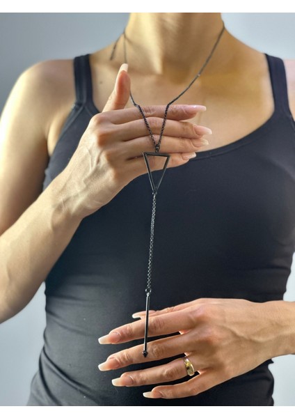 Siyah Üçgen Zincir Kadın Kolye 32 cm