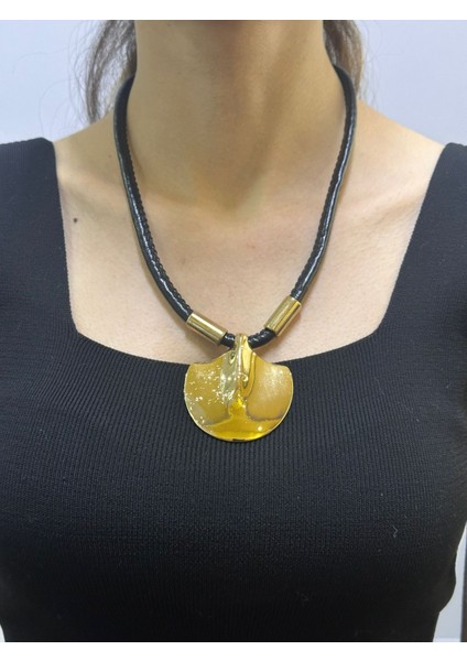 Altın Sarısı Deri Kayışlı Kadın Kolye 20 cm