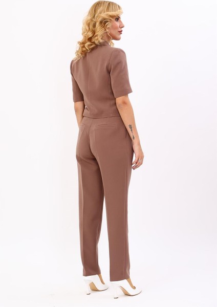 Erkek Yaka Kısa Ceket & Kemerli Köprülü Dar Paça Pantolon-Kahve modelleri