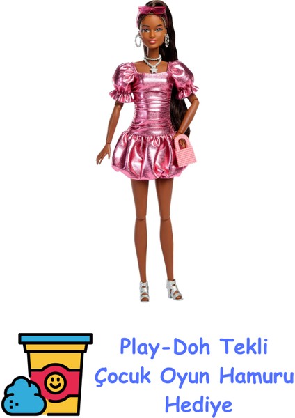 Stil Ikonu Bebek, Balon Etekli Metalik Mercan Rengi Elbise Giyen ve Güneş Gözlüğü, Mücevher ve El Çantası Gibi Aksesuarlar Takan, At Kuyruğu Siyah Saçlarıyla, J + Play-Doh Oyun Hamuru