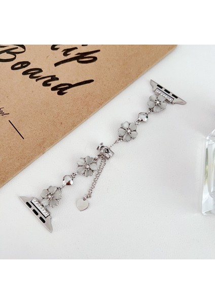 Apple Watch 3 4 5 6 7 8 9 Se 38 40 41MM Uyumlu Taşlı Çiçek ve Kalp Detaylı Çelik Kordon fiyatları