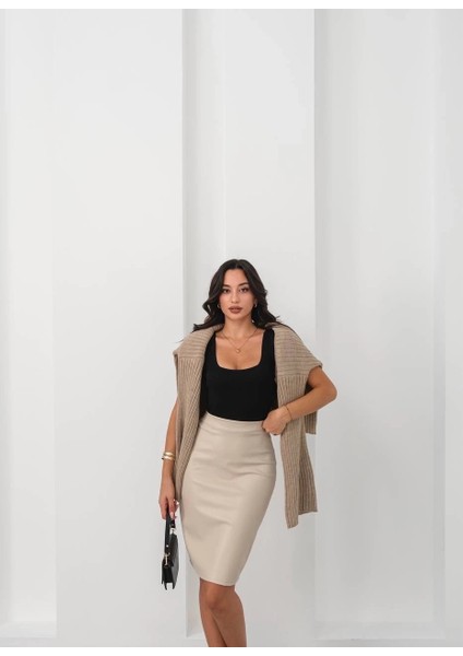 Arkadan Yırtmaçlı Kalem Etek Bej modelleri