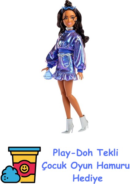 Stil Ikonu Bebek, Dalgalı Kahverengi Saçlarıyla Metalik Mavi Bluz ile Etek Giyen ve Gümüş Mücevher, Kristalli El Çantası ve Güneş Gözlüğü Gibi Aksesuarlar Takan + Play-Doh Oyun Hamuru