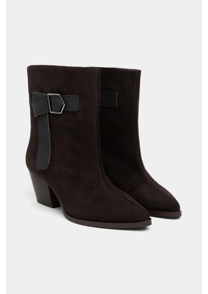 Bloom Bitter Kahve Süet Hakiki Deri Sivri Burun Kalın Topuklu Kemer Detay Kadın Bot fırsatları