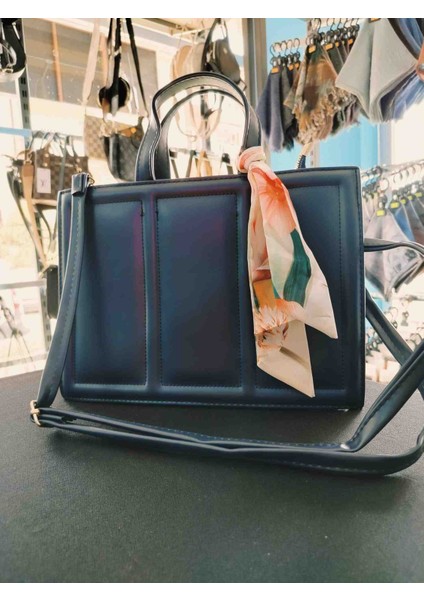 Fularlı Siyah Bayan Çanta