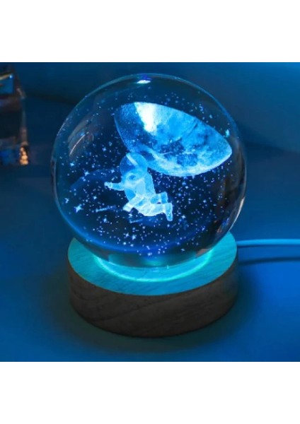 Dekoratif Uçan Astronot Tasarımlı Ahşap Altlıklı Işıklı Cam Küre Büyük Boy Cam:8cm Ahşap:2cm