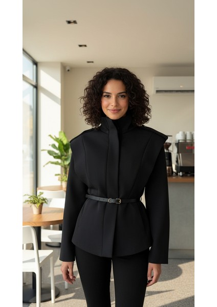 Özel Tasarım Volanlı Gizli Düğme Detaylı Ceket