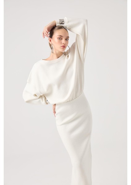 Soft Dokulu Uzun Jacey Triko Elbise Beyaz indirimleri