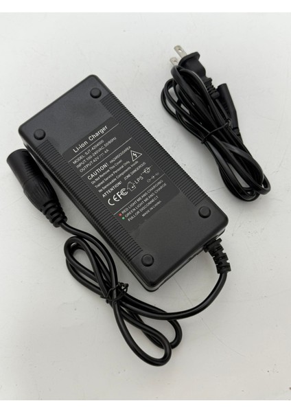 SJT-4204000 3 Pin Elektrikli Bisiklet Şarj Aleti 42V 4A modelleri