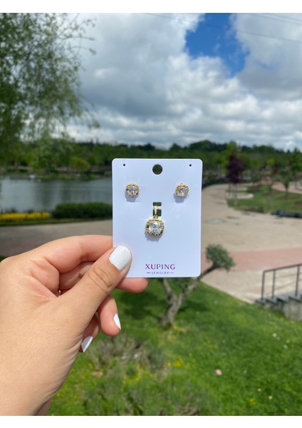 Xuping küpe 14K Altın Kaplama Hediyelik Suya Dayanıklı Kadın Küpe ve Kolye Ucu Şık ve Modern Taşlı Zarif Küpe Parlak Görünüm Minimal Kolye Ucu Günlük Kullanım Için Ideal fiyatları