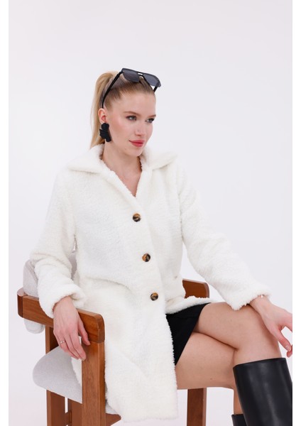 Düğmeli Cepli Kadın Peluş Kaban