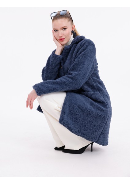 Düğmeli Cepli Kadın Peluş Kaban