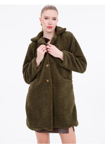 Düğmeli Cepli Kadın Peluş Kaban