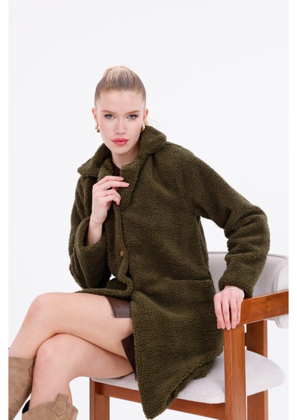 Düğmeli Cepli Kadın Peluş Kaban