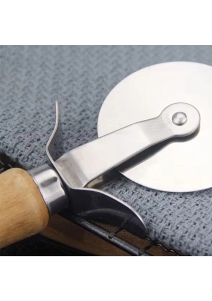 Ahşap Saplı Pizza Kesme Bıçağı