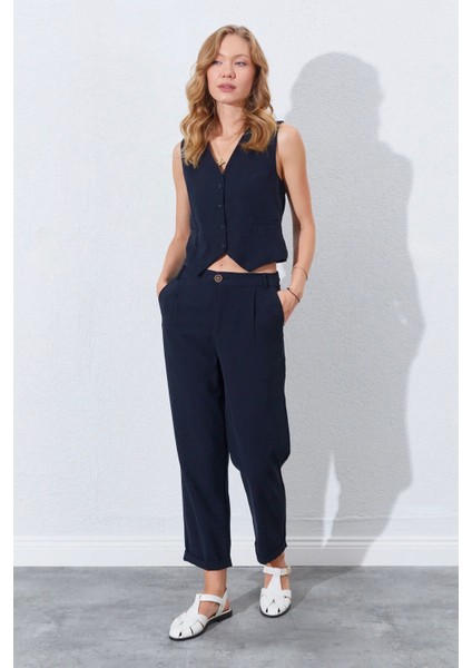 Siyah Yüksek Bel, Düz Kesim ve Arka Cepli Şık Kadın Pantolon