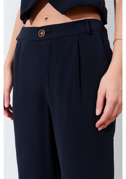 Siyah Yüksek Bel, Düz Kesim ve Arka Cepli Şık Kadın Pantolon modelleri