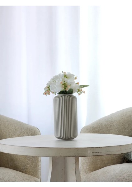 Modern Oluklu Seramik Dekoratif Vazo ve Yapay Çiçek Aranjmanı – 3 Boy Seçeneği (15-18-22 Cm) – Beyaz & Gri modelleri